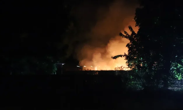Grote brand verwoest schuur in Luyksgestel